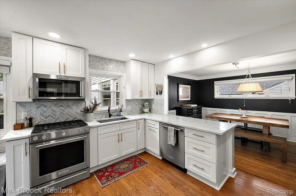 31617 Auburn Drive Beverly Hills Village, MI 48025