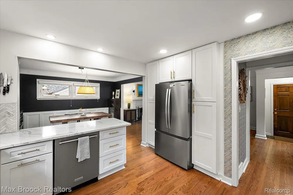 31617 Auburn Drive Beverly Hills Village, MI 48025