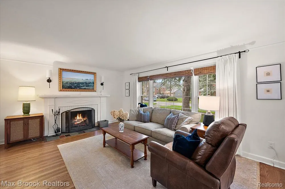 31617 Auburn Drive Beverly Hills Village, MI 48025