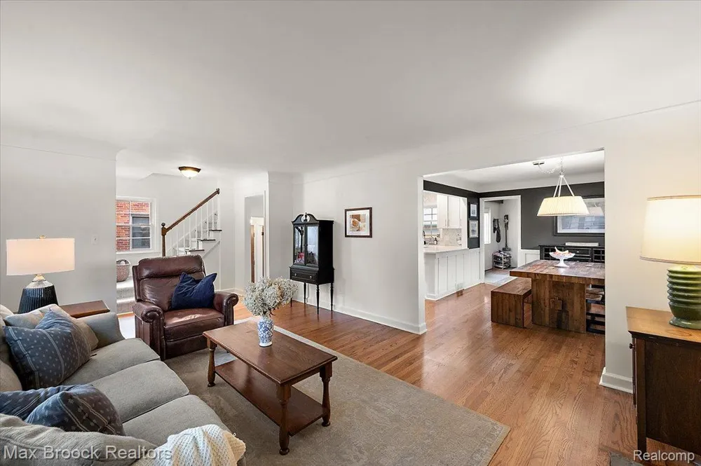 31617 Auburn Drive Beverly Hills Village, MI 48025