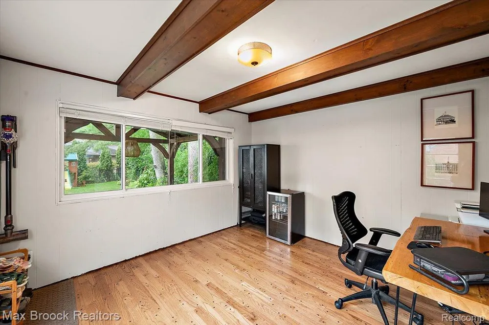 31617 Auburn Drive Beverly Hills Village, MI 48025