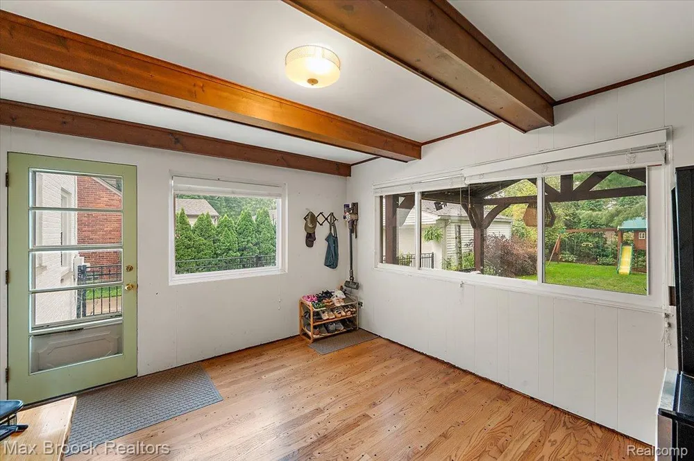 31617 Auburn Drive Beverly Hills Village, MI 48025