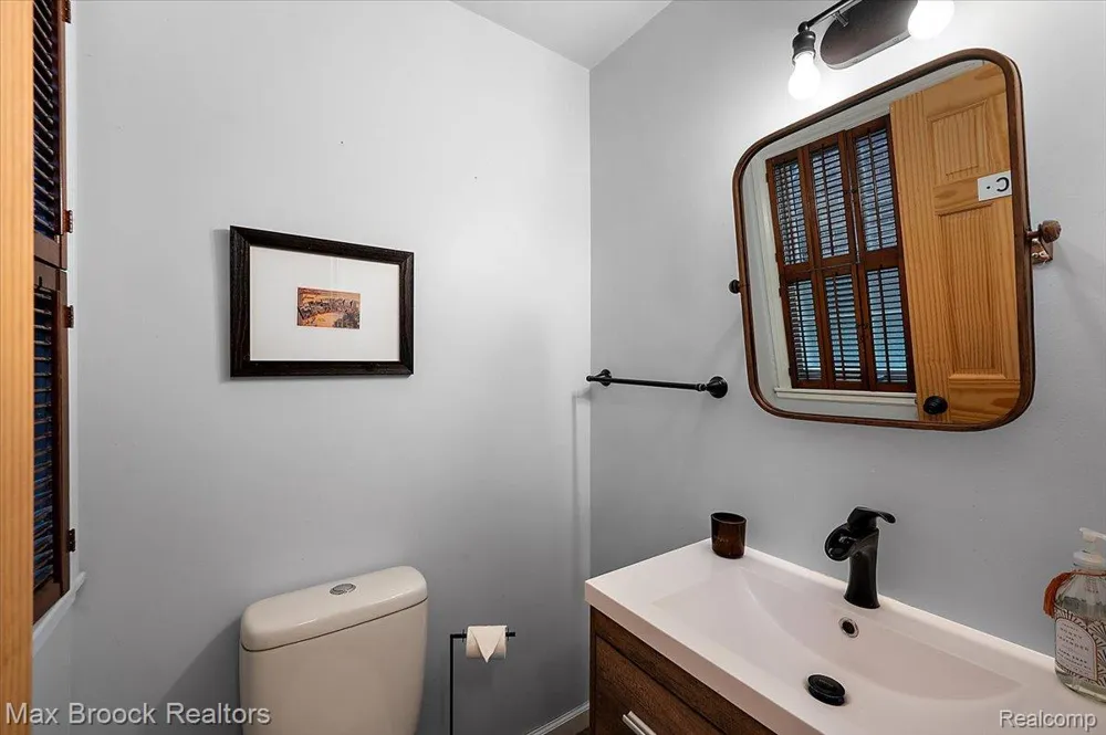 31617 Auburn Drive Beverly Hills Village, MI 48025