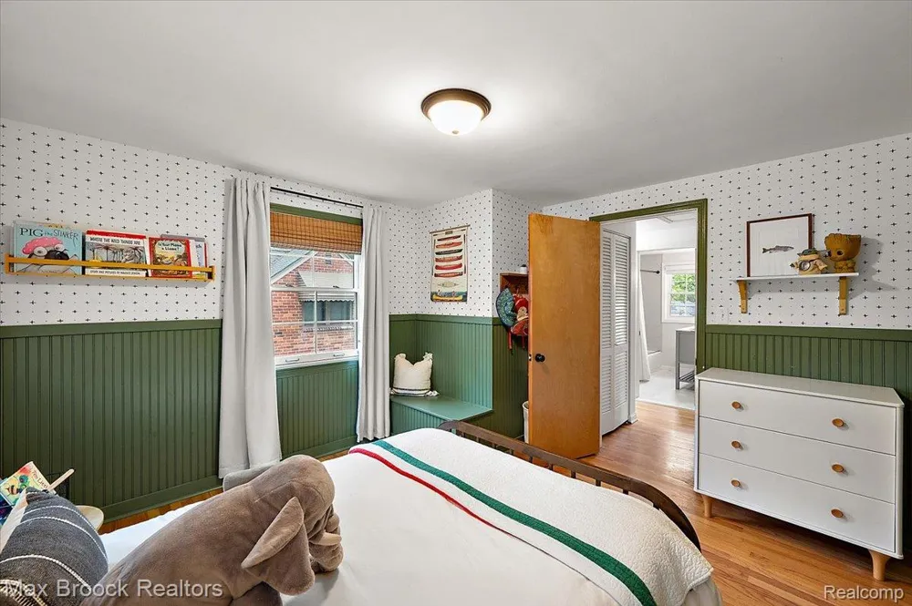 31617 Auburn Drive Beverly Hills Village, MI 48025