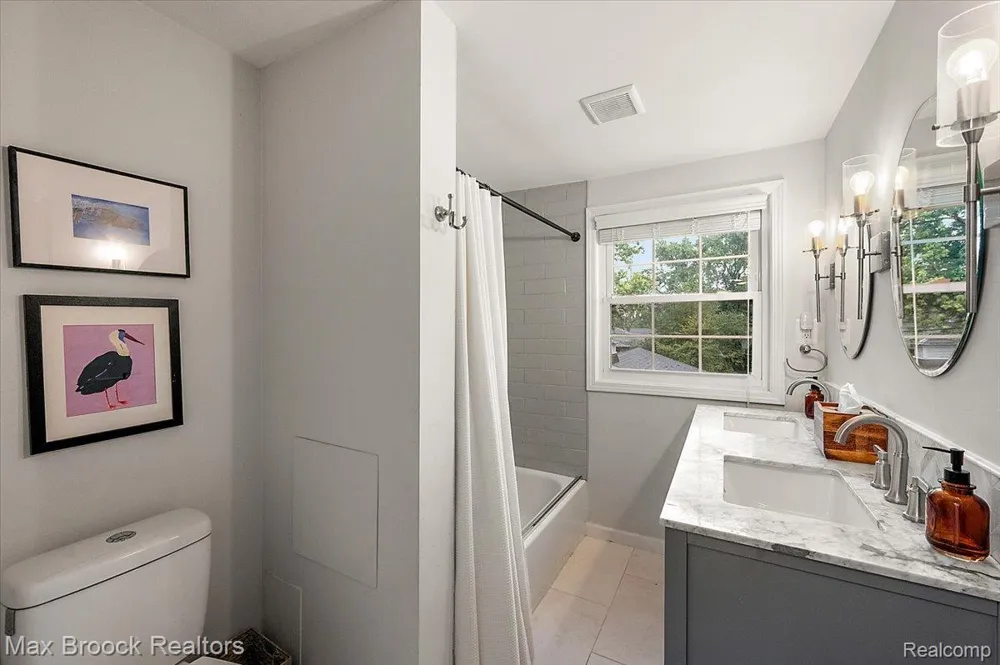 31617 Auburn Drive Beverly Hills Village, MI 48025