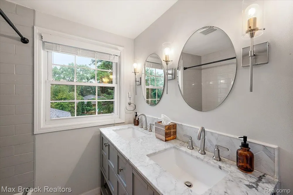 31617 Auburn Drive Beverly Hills Village, MI 48025