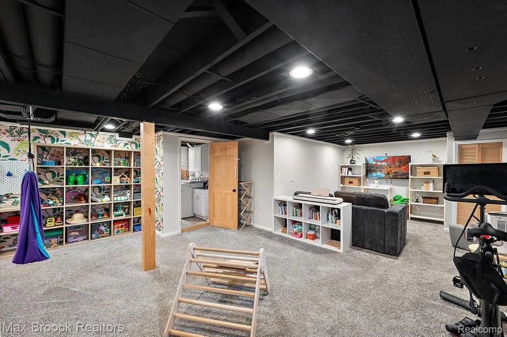 31617 Auburn Drive Beverly Hills Village, MI 48025