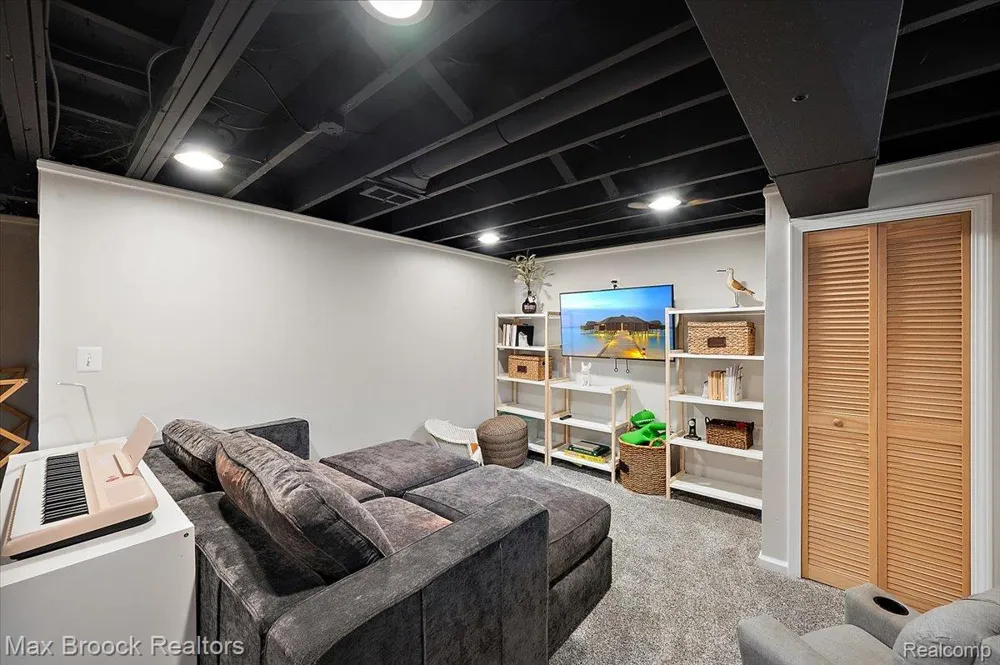 31617 Auburn Drive Beverly Hills Village, MI 48025