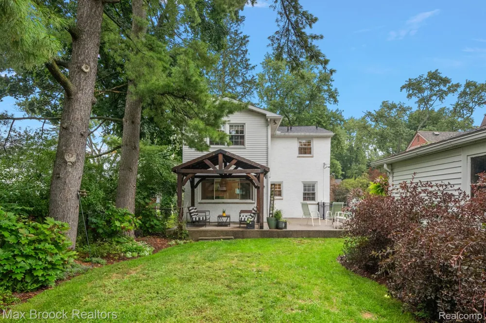 31617 Auburn Drive Beverly Hills Village, MI 48025