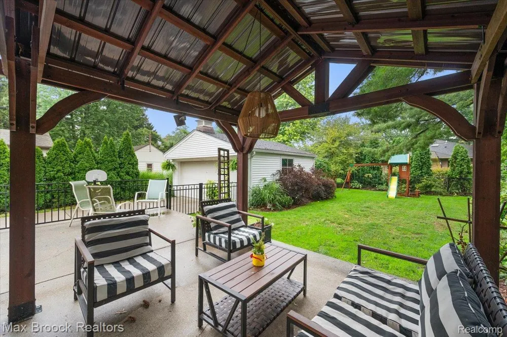 31617 Auburn Drive Beverly Hills Village, MI 48025