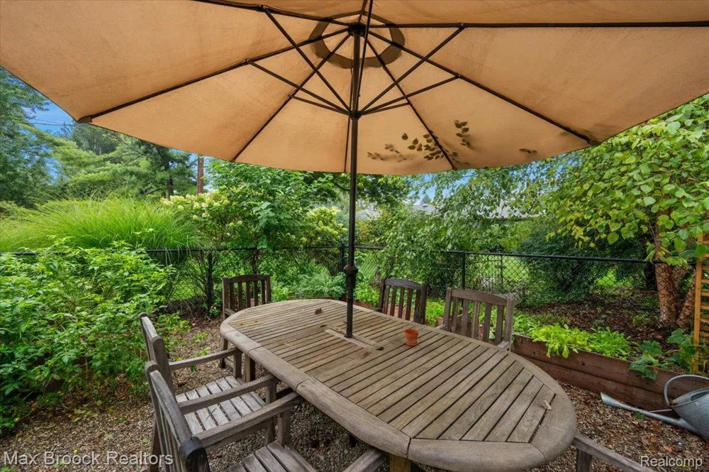 31617 Auburn Drive Beverly Hills Village, MI 48025