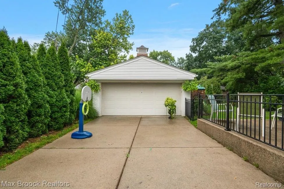 31617 Auburn Drive Beverly Hills Village, MI 48025