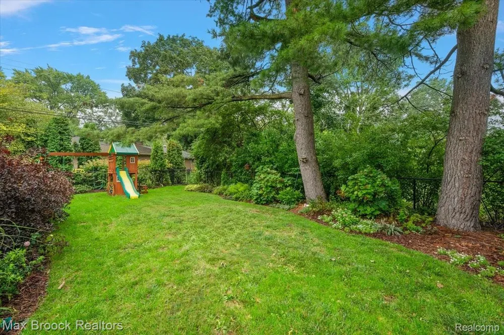 31617 Auburn Drive Beverly Hills Village, MI 48025