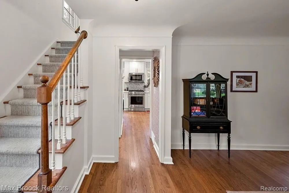 31617 Auburn Drive Beverly Hills Village, MI 48025