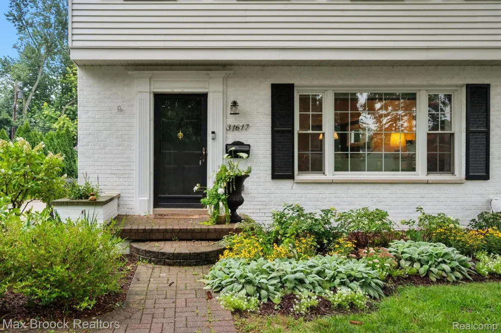 31617 Auburn Drive Beverly Hills Village, MI 48025