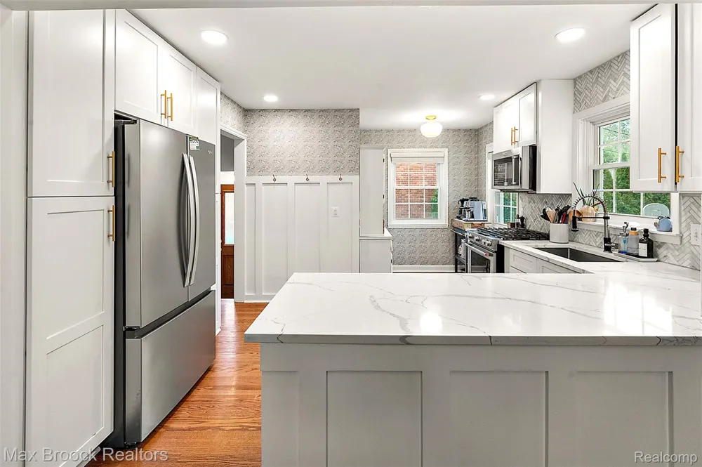 31617 Auburn Drive Beverly Hills Village, MI 48025