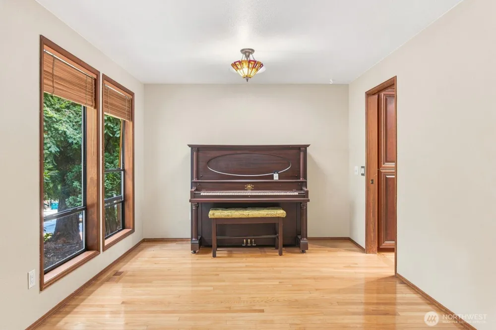 11615 NE 100th Street Kirkland, WA 98033