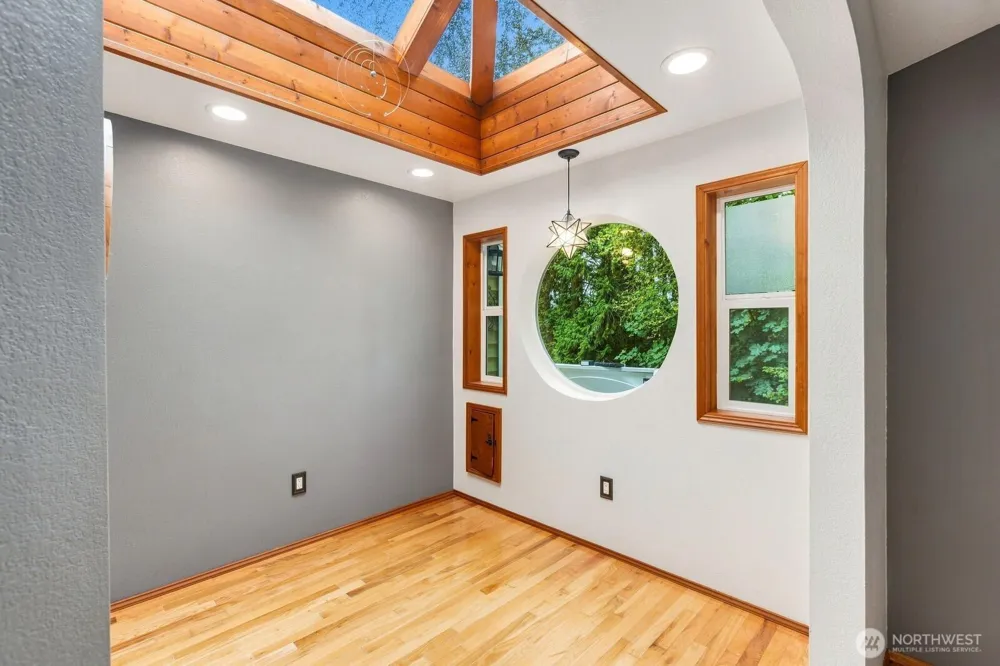 11615 NE 100th Street Kirkland, WA 98033