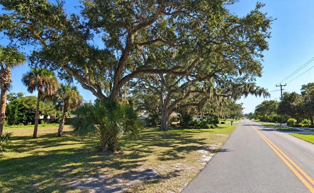 437 S PENINSULA AVE New Smyrna Beach, FL 32169