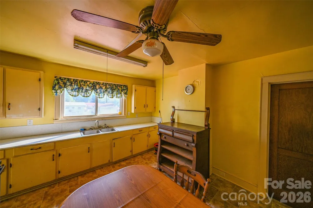164 Mitchell Avenue Bakersville, NC 28705
