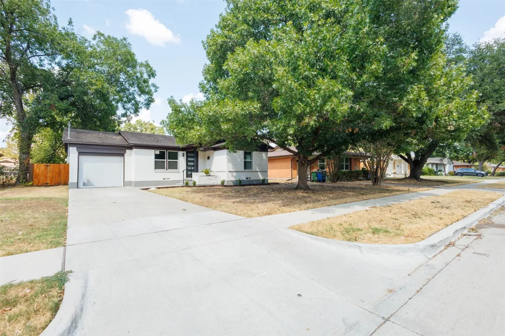 1011 E Alan Avenue Carrollton, TX 75006