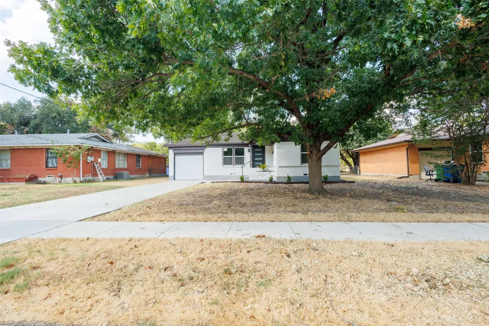 1011 E Alan Avenue Carrollton, TX 75006