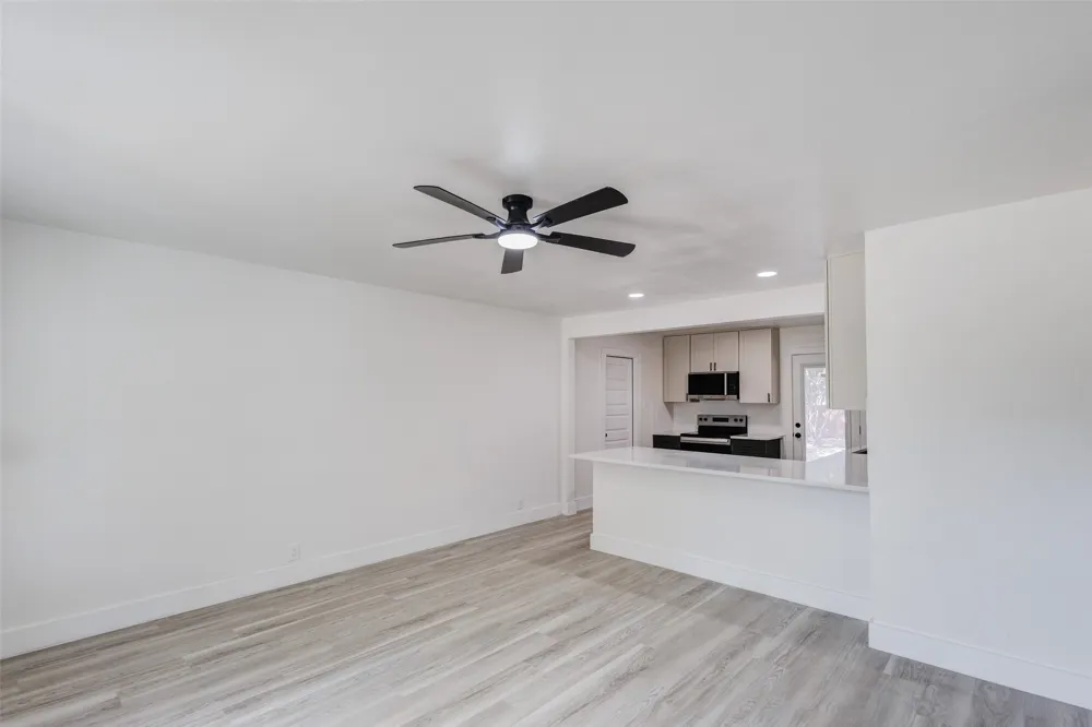 1011 E Alan Avenue Carrollton, TX 75006