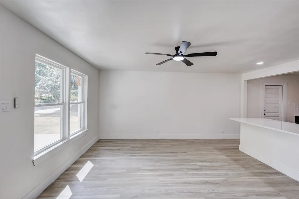 1011 E Alan Avenue Carrollton, TX 75006