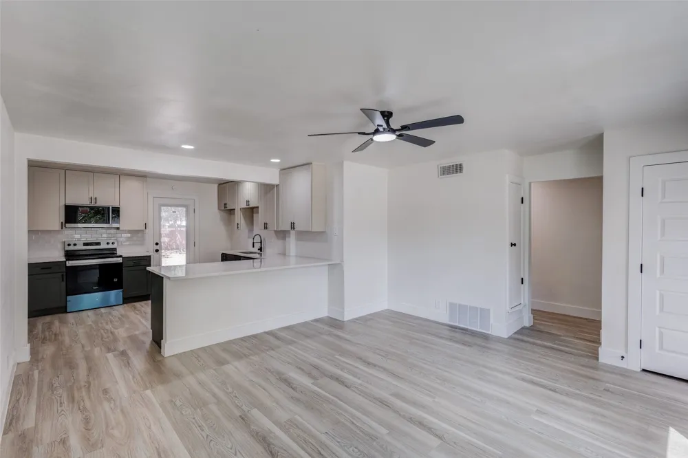 1011 E Alan Avenue Carrollton, TX 75006