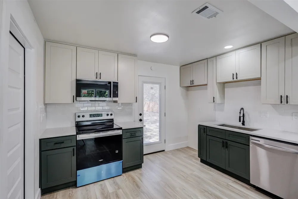 1011 E Alan Avenue Carrollton, TX 75006