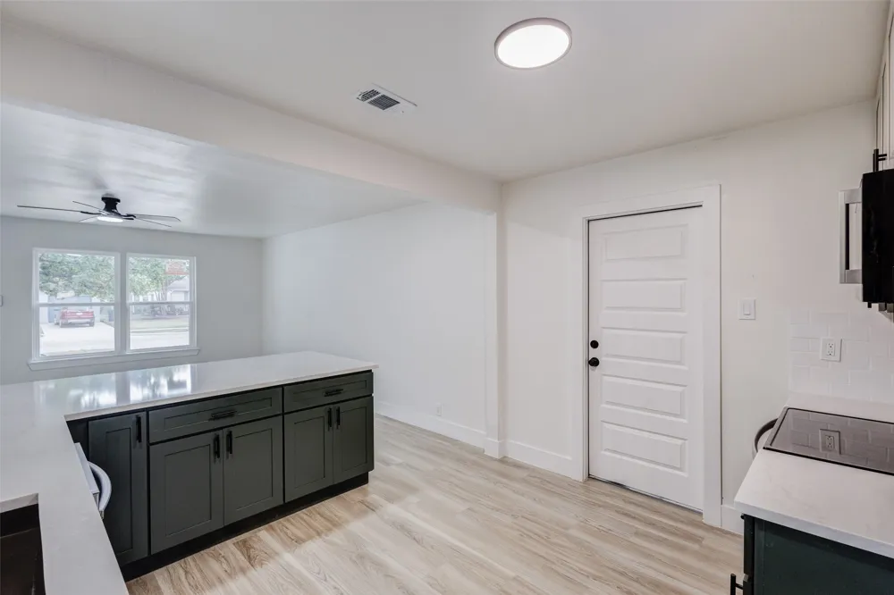 1011 E Alan Avenue Carrollton, TX 75006