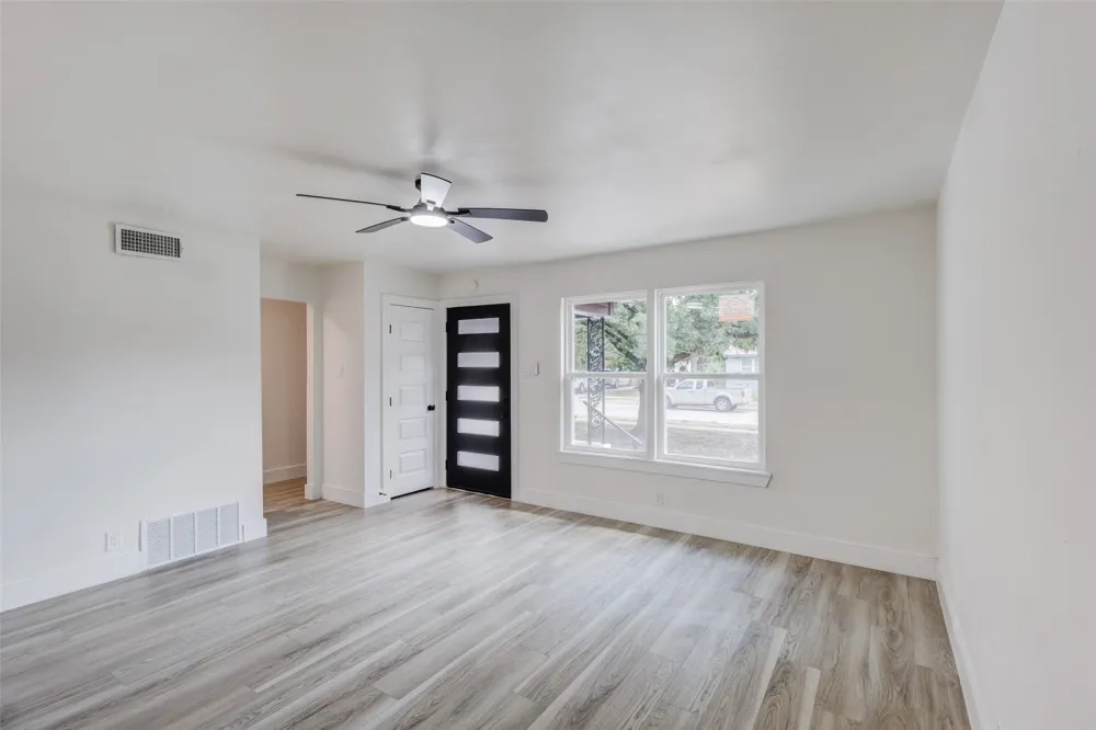 1011 E Alan Avenue Carrollton, TX 75006