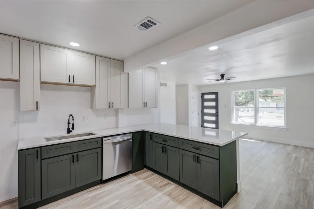 1011 E Alan Avenue Carrollton, TX 75006