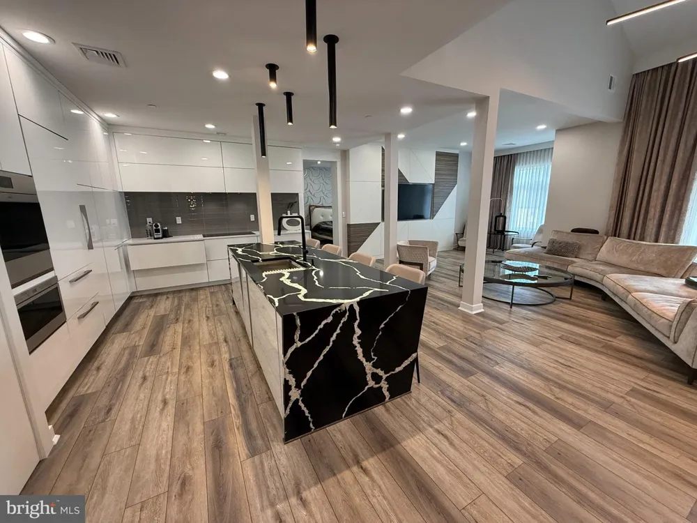 572 CARSON TERRACE Huntingdon Valley, PA 19006