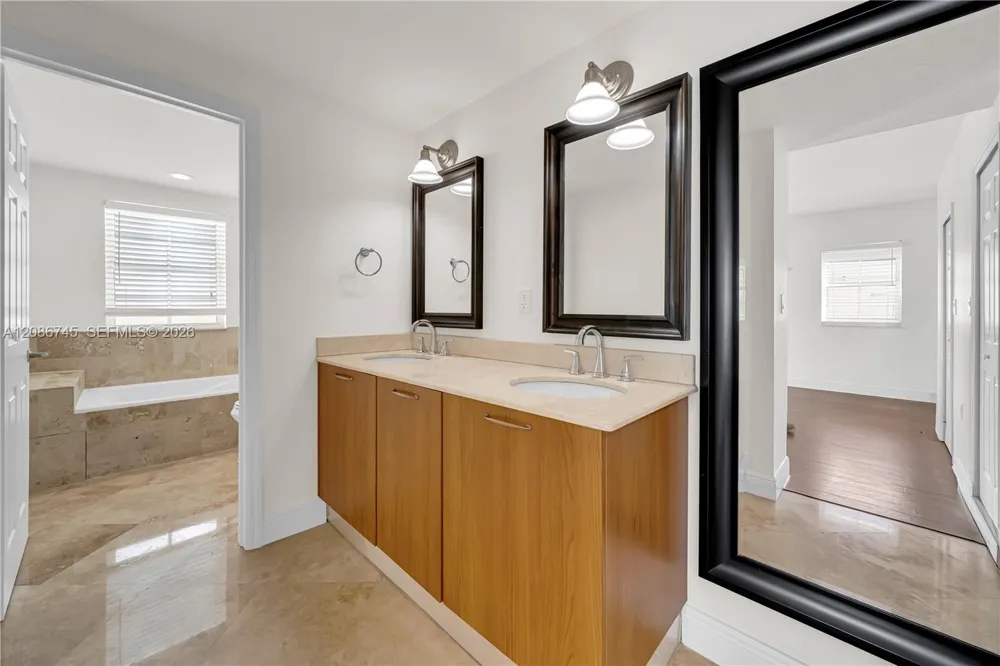 1035 SW 9th Ct Miami, FL 33130