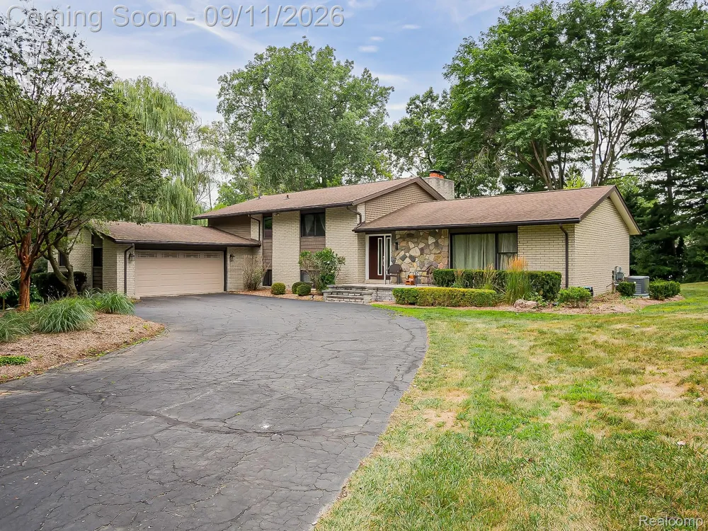 1021 Dowling Road Bloomfield Charter Township, MI 48304