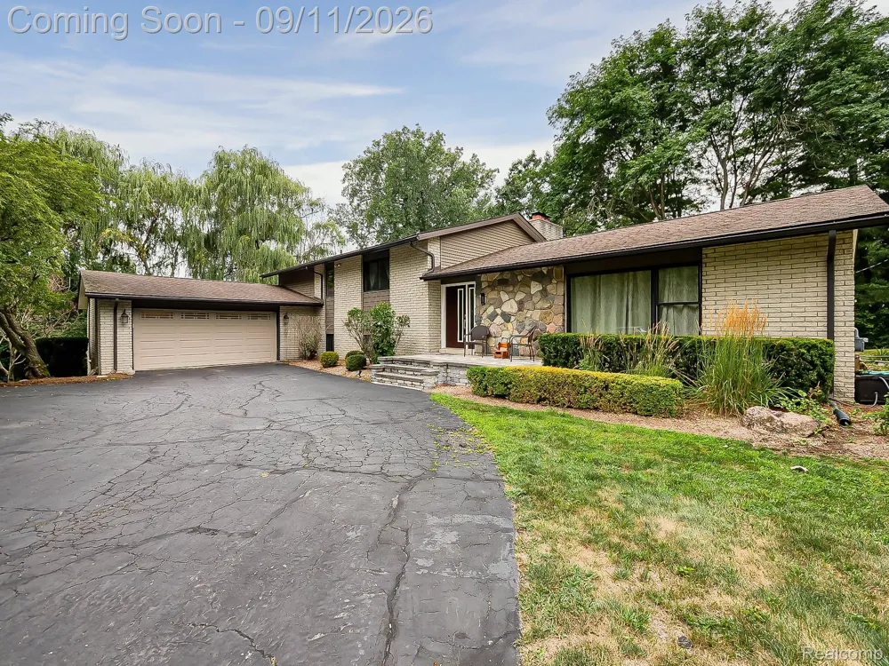 1021 Dowling Road Bloomfield Charter Township, MI 48304