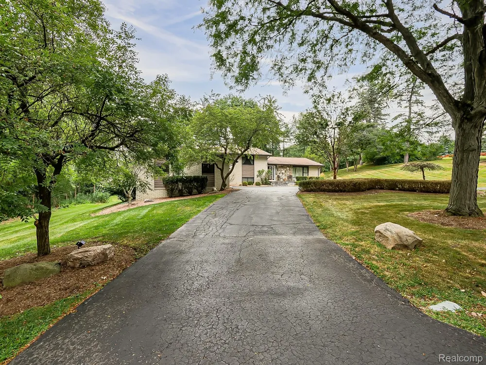 1021 Dowling Road Bloomfield Charter Township, MI 48304