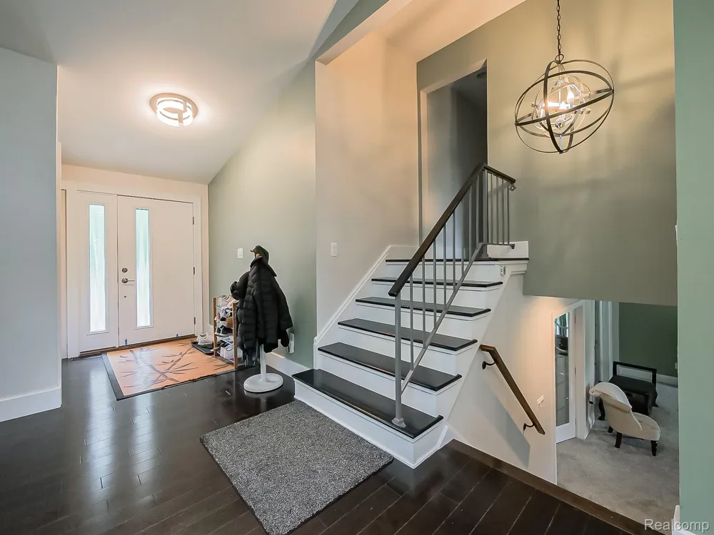 1021 Dowling Road Bloomfield Charter Township, MI 48304