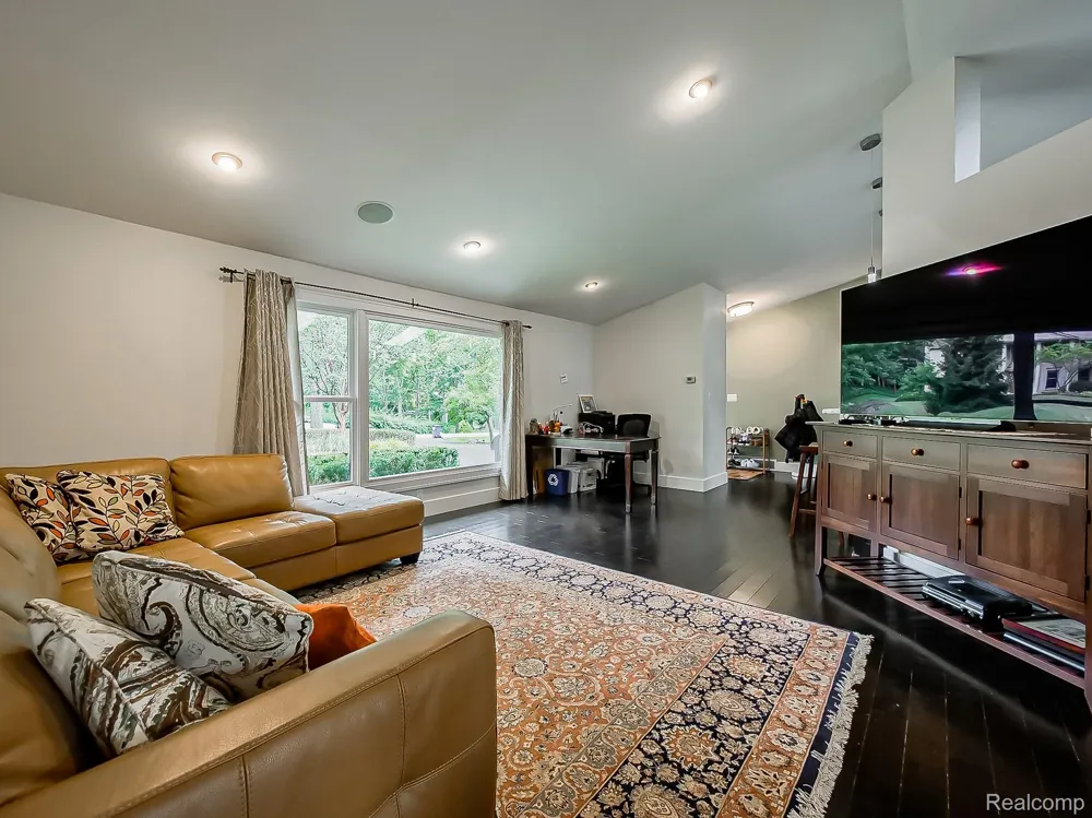 1021 Dowling Road Bloomfield Charter Township, MI 48304