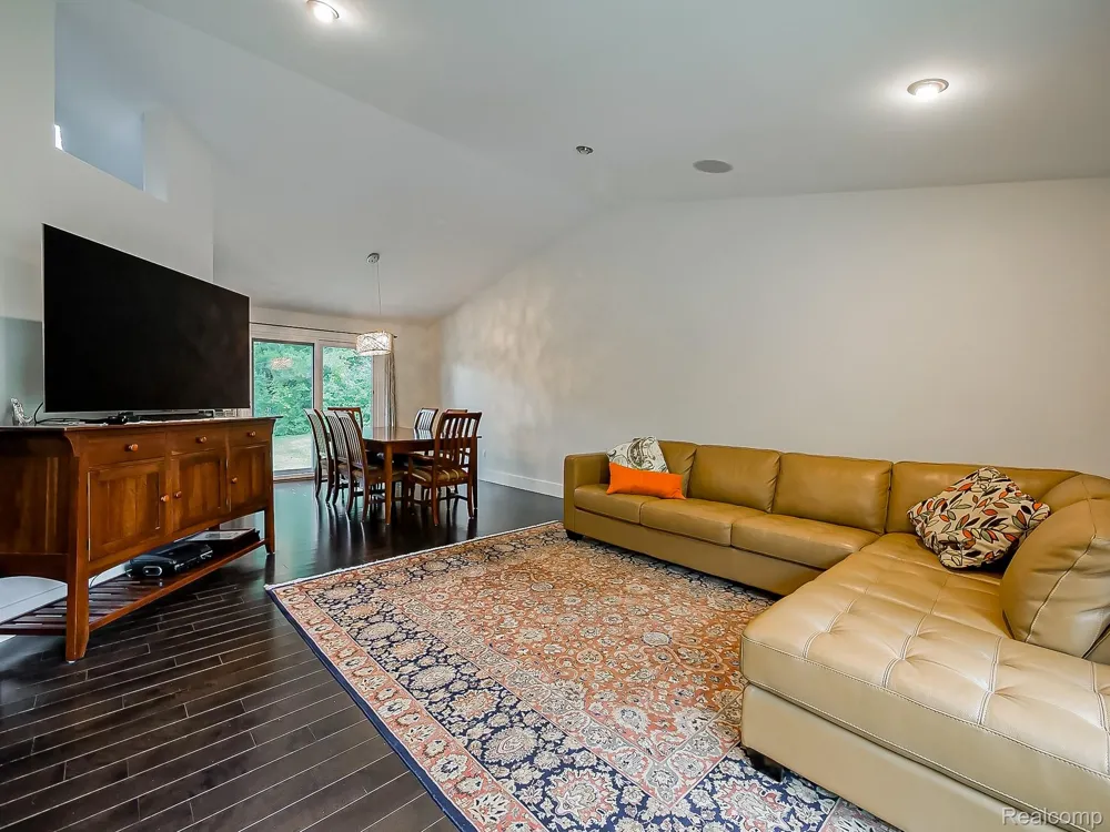 1021 Dowling Road Bloomfield Charter Township, MI 48304