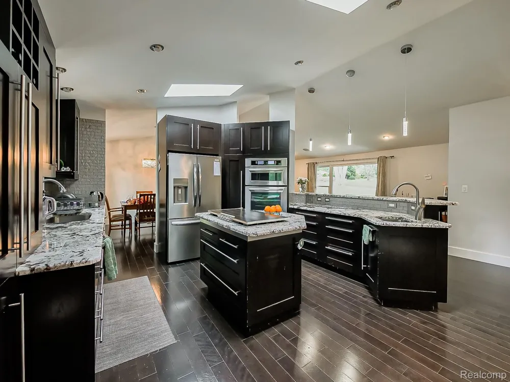 1021 Dowling Road Bloomfield Charter Township, MI 48304