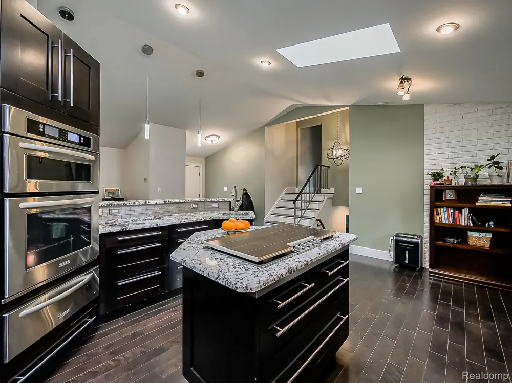 1021 Dowling Road Bloomfield Charter Township, MI 48304