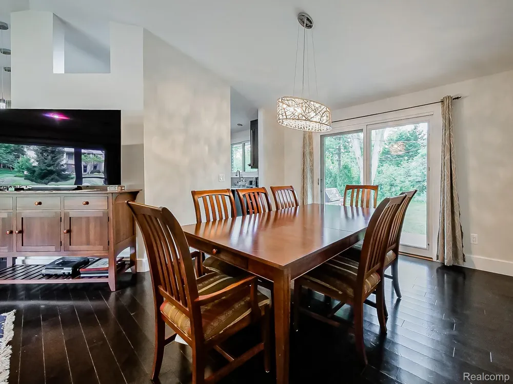 1021 Dowling Road Bloomfield Charter Township, MI 48304