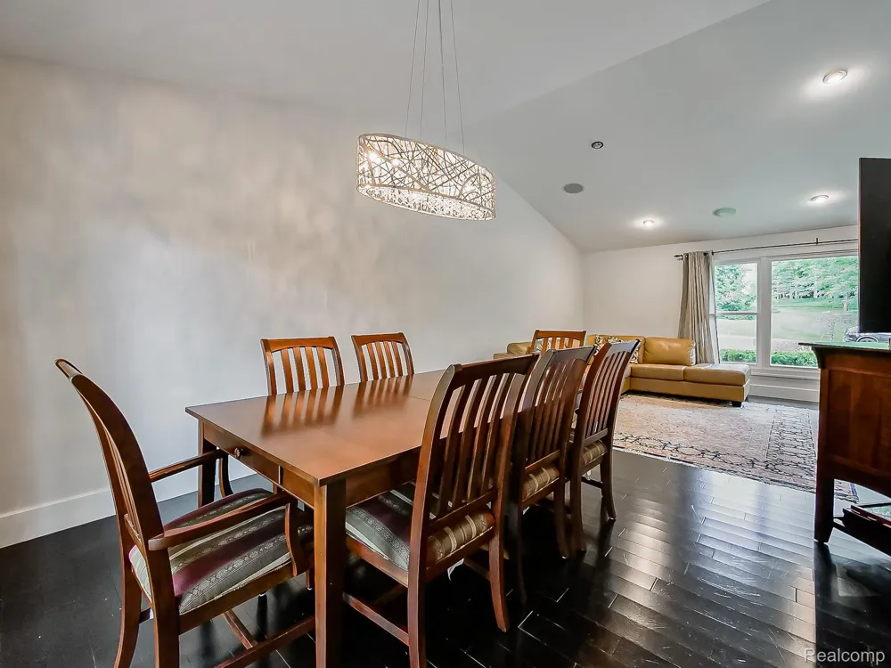 1021 Dowling Road Bloomfield Charter Township, MI 48304