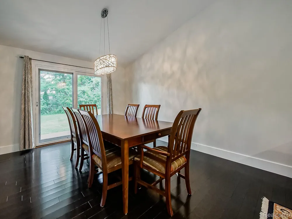 1021 Dowling Road Bloomfield Charter Township, MI 48304