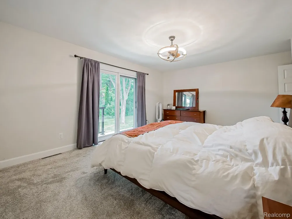 1021 Dowling Road Bloomfield Charter Township, MI 48304