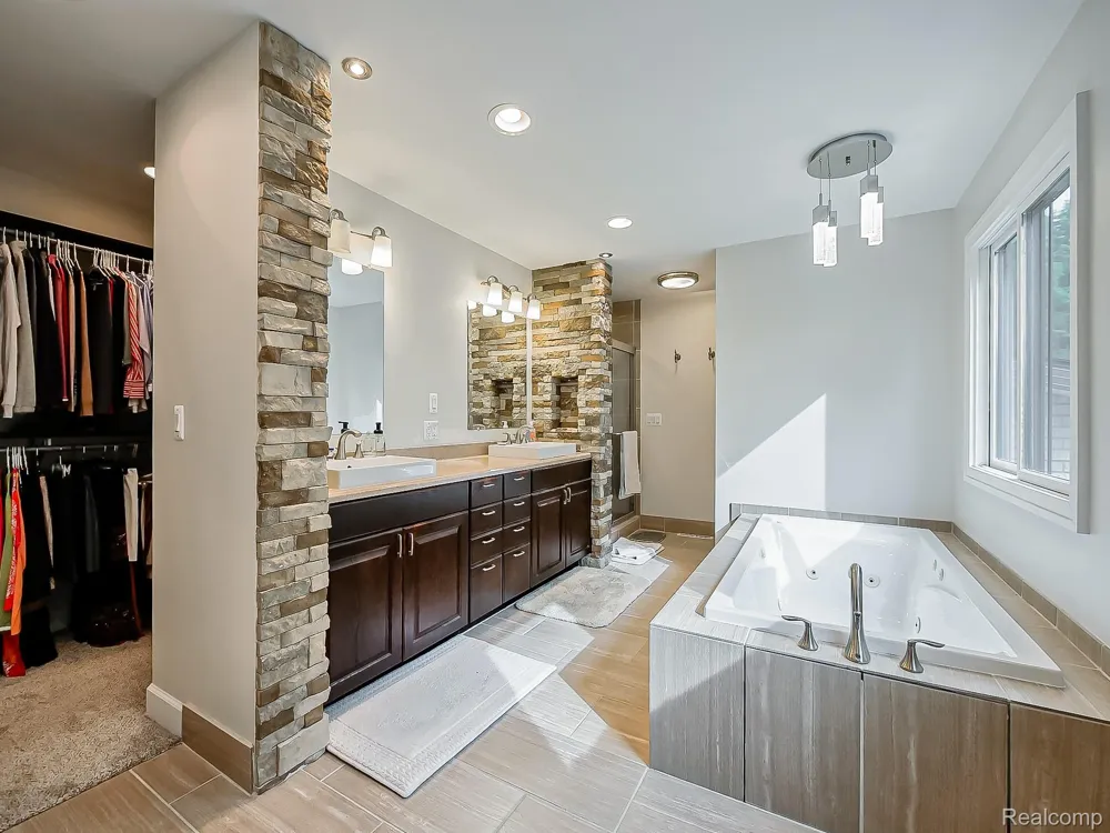 1021 Dowling Road Bloomfield Charter Township, MI 48304