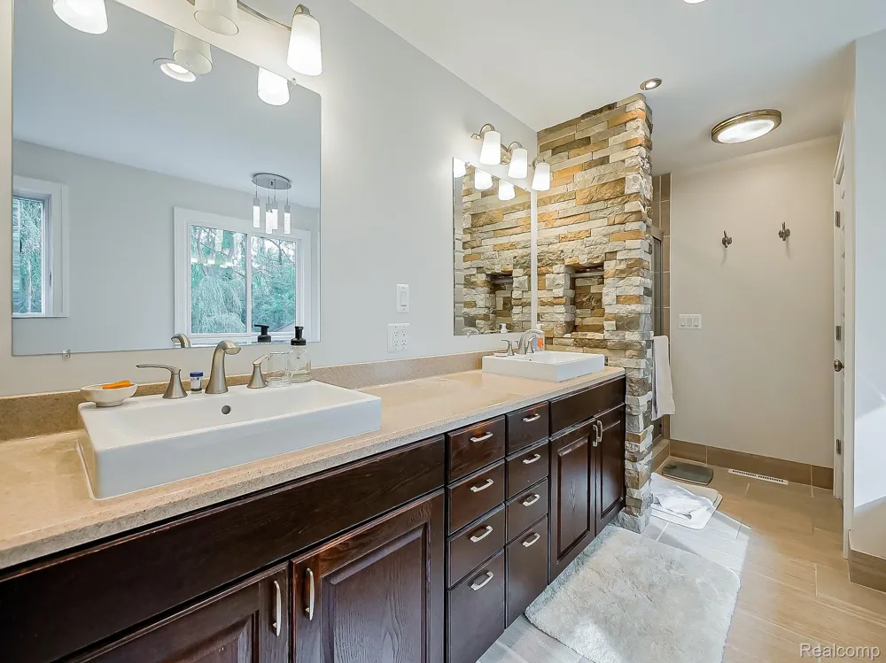 1021 Dowling Road Bloomfield Charter Township, MI 48304