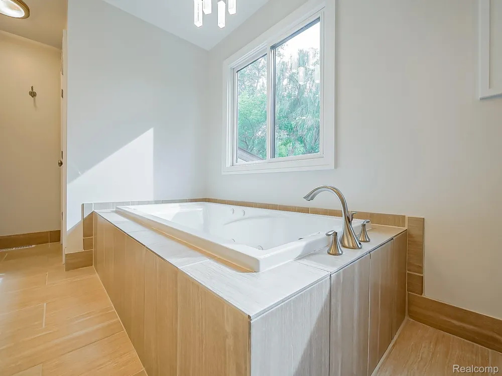 1021 Dowling Road Bloomfield Charter Township, MI 48304